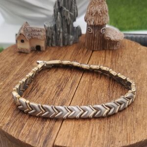 two-tone silver Tone and gold Tone arrow chain magnetic therapy bracelet. B3328